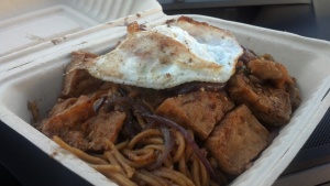 Garlic noodles with tamarind tofu and fried egg.